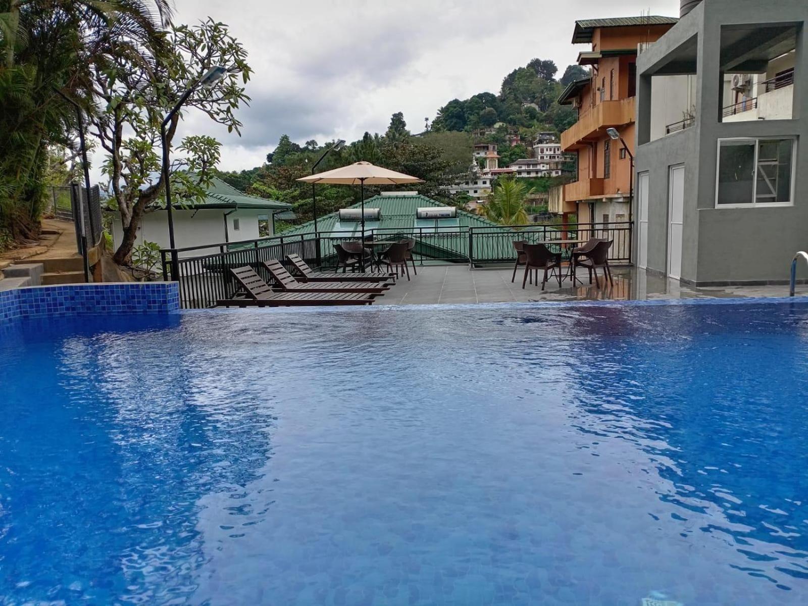 Hotel Travellers Nest Kandy Buitenkant foto
