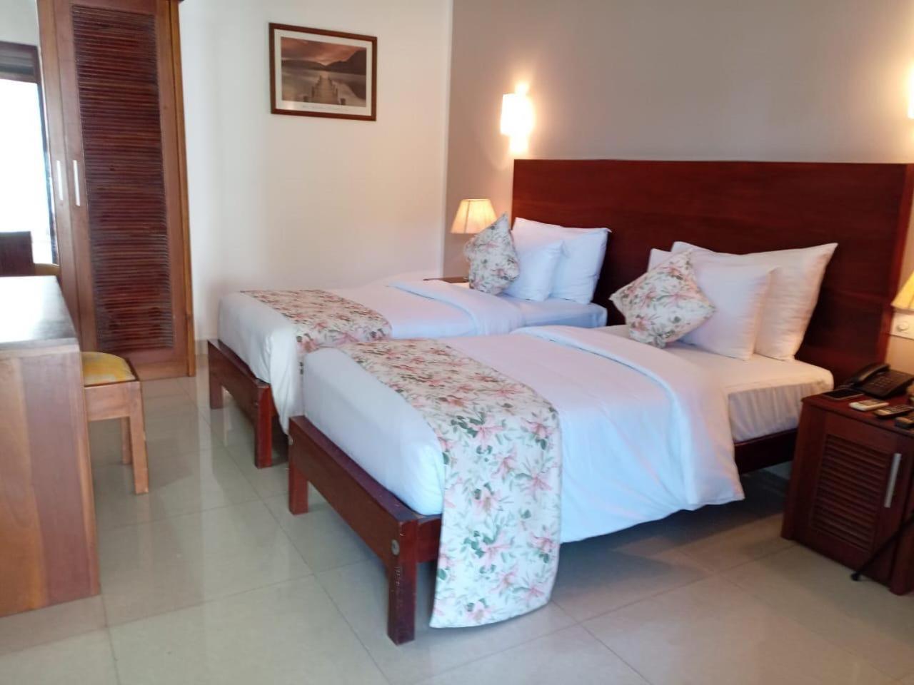 Hotel Travellers Nest Kandy Buitenkant foto