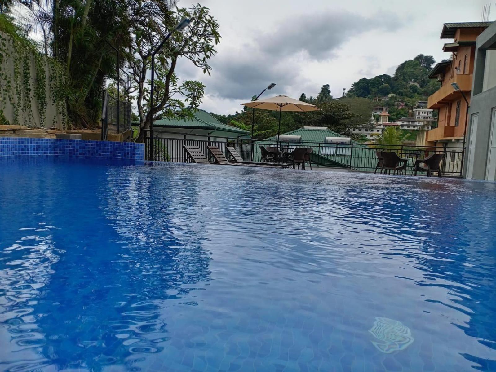 Hotel Travellers Nest Kandy Buitenkant foto
