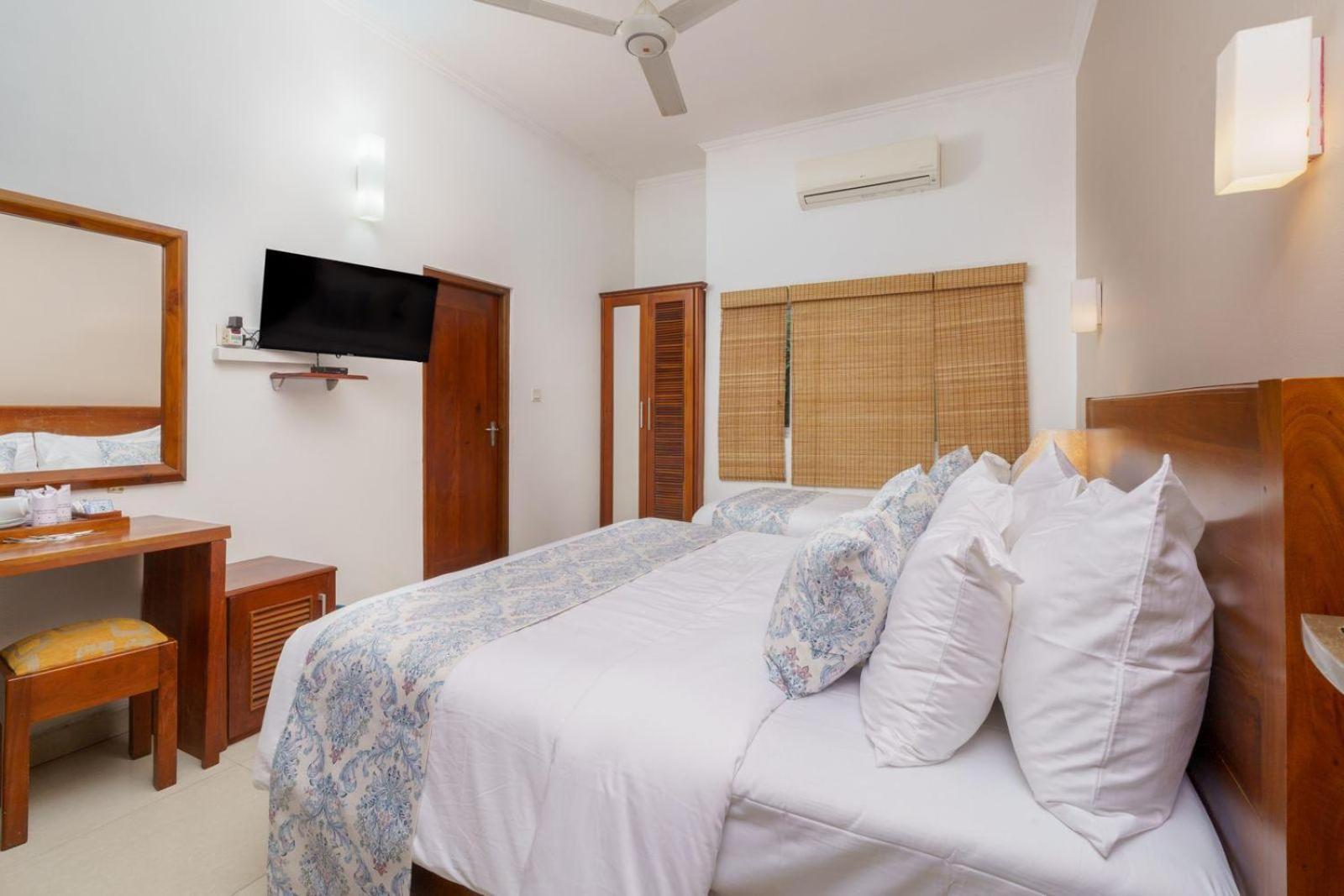 Hotel Travellers Nest Kandy Buitenkant foto