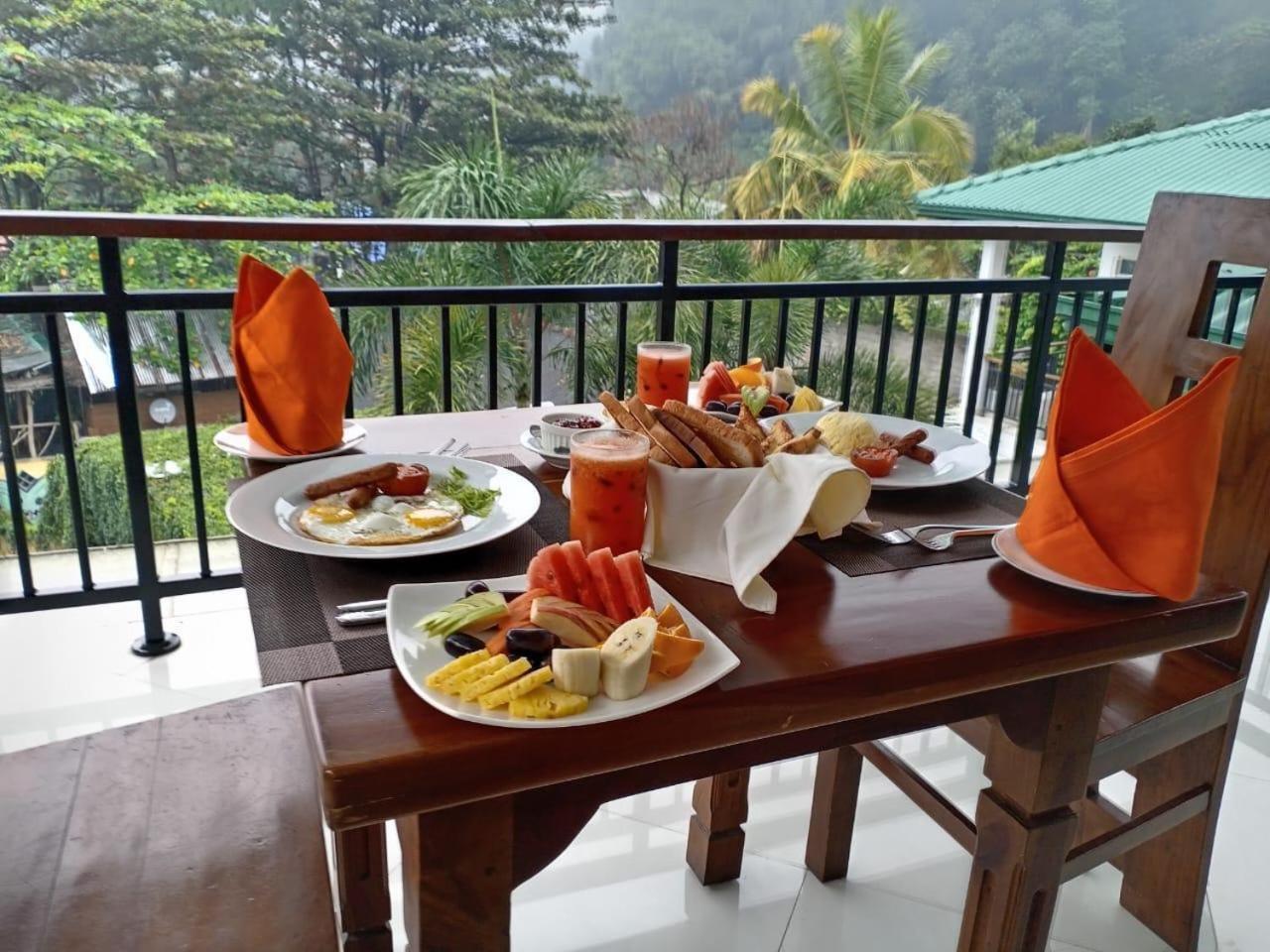 Hotel Travellers Nest Kandy Buitenkant foto