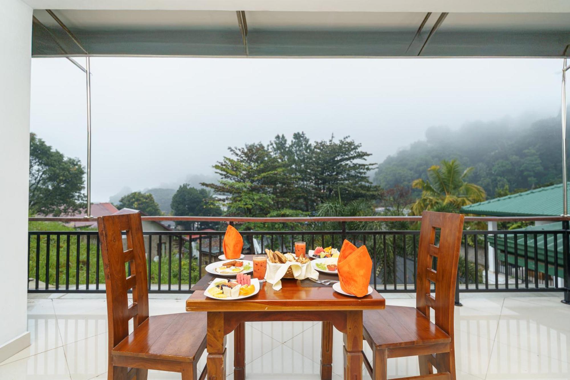 Hotel Travellers Nest Kandy Buitenkant foto