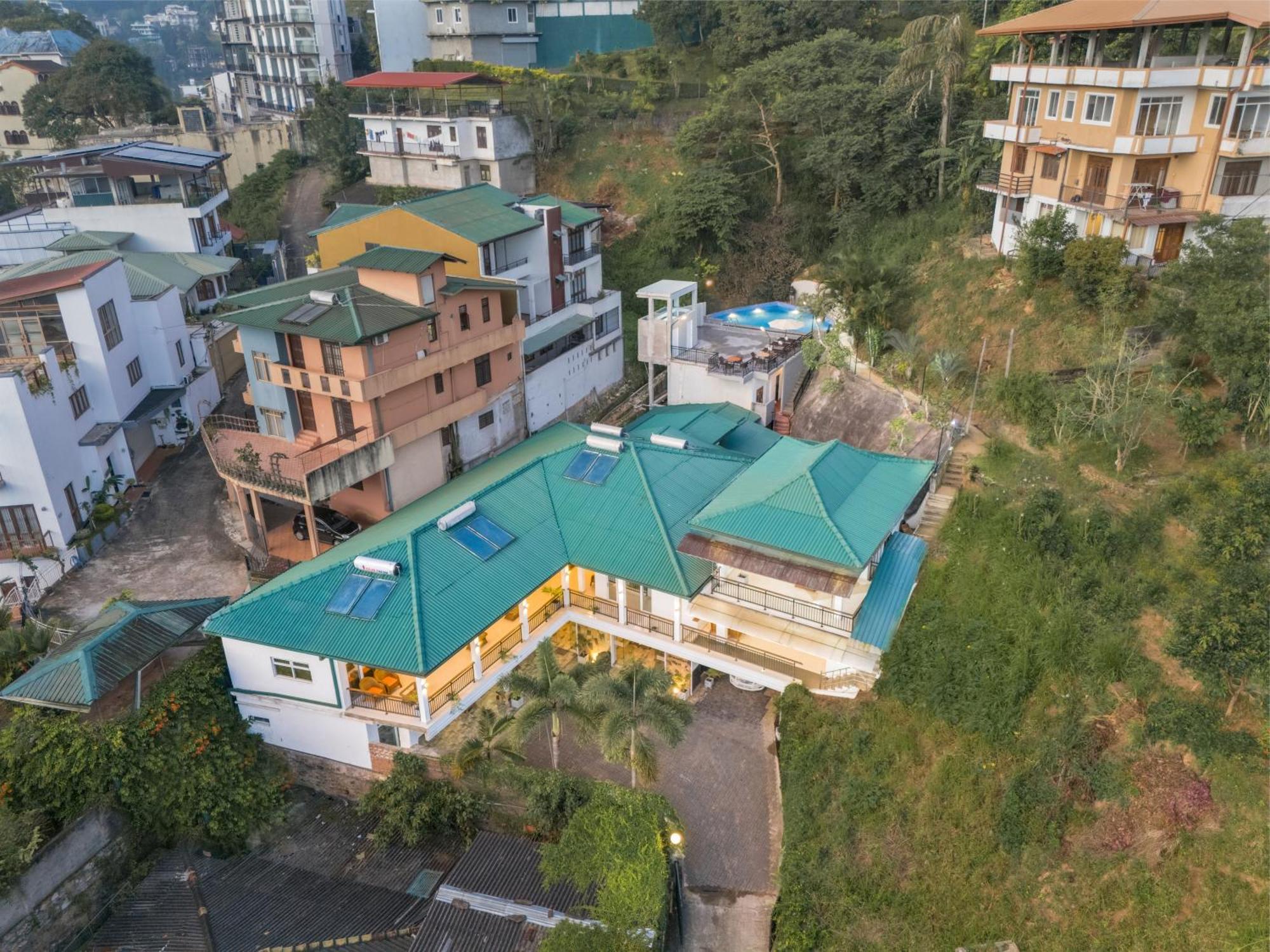 Hotel Travellers Nest Kandy Buitenkant foto