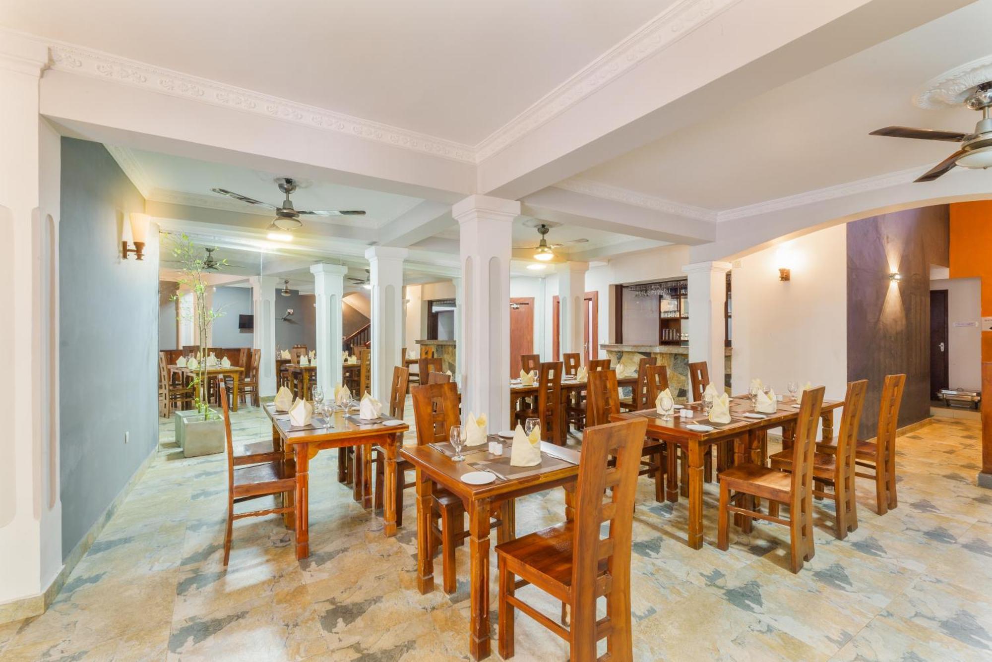 Hotel Travellers Nest Kandy Buitenkant foto