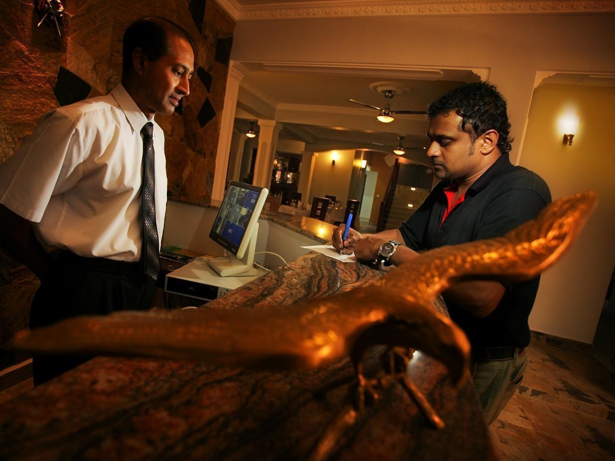 Hotel Travellers Nest Kandy Buitenkant foto