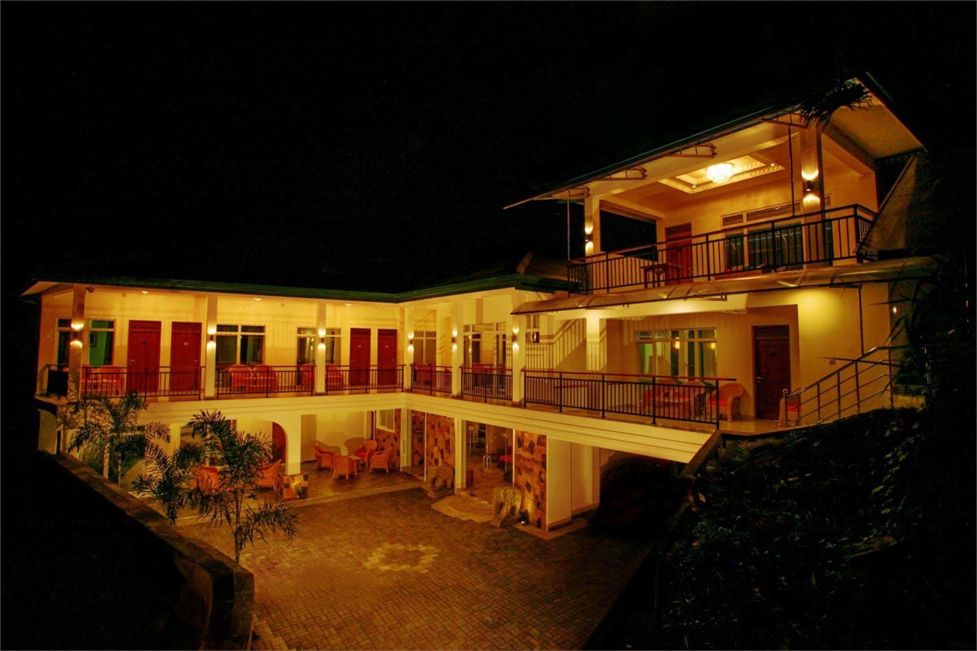 Hotel Travellers Nest Kandy Buitenkant foto