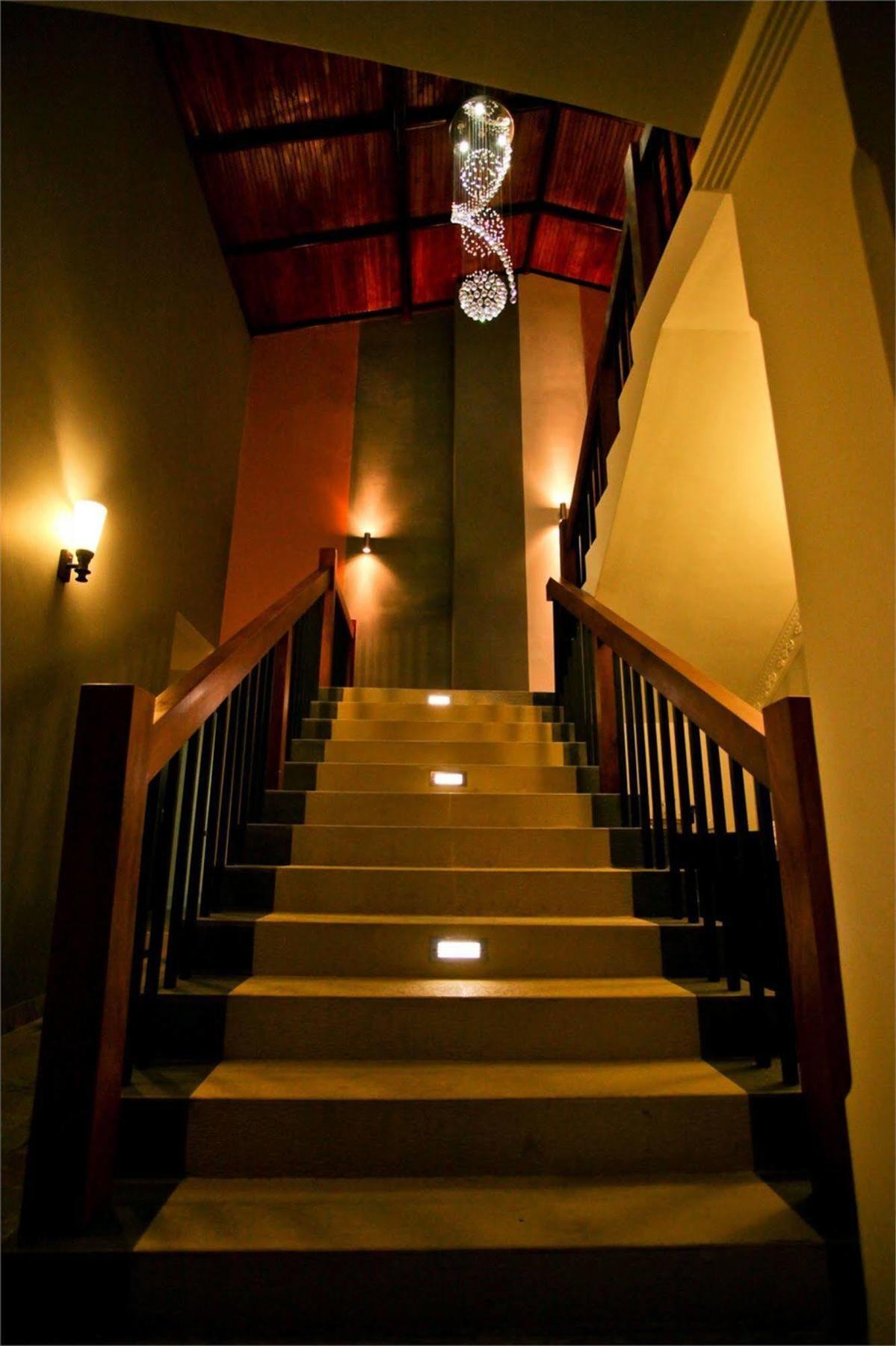 Hotel Travellers Nest Kandy Buitenkant foto