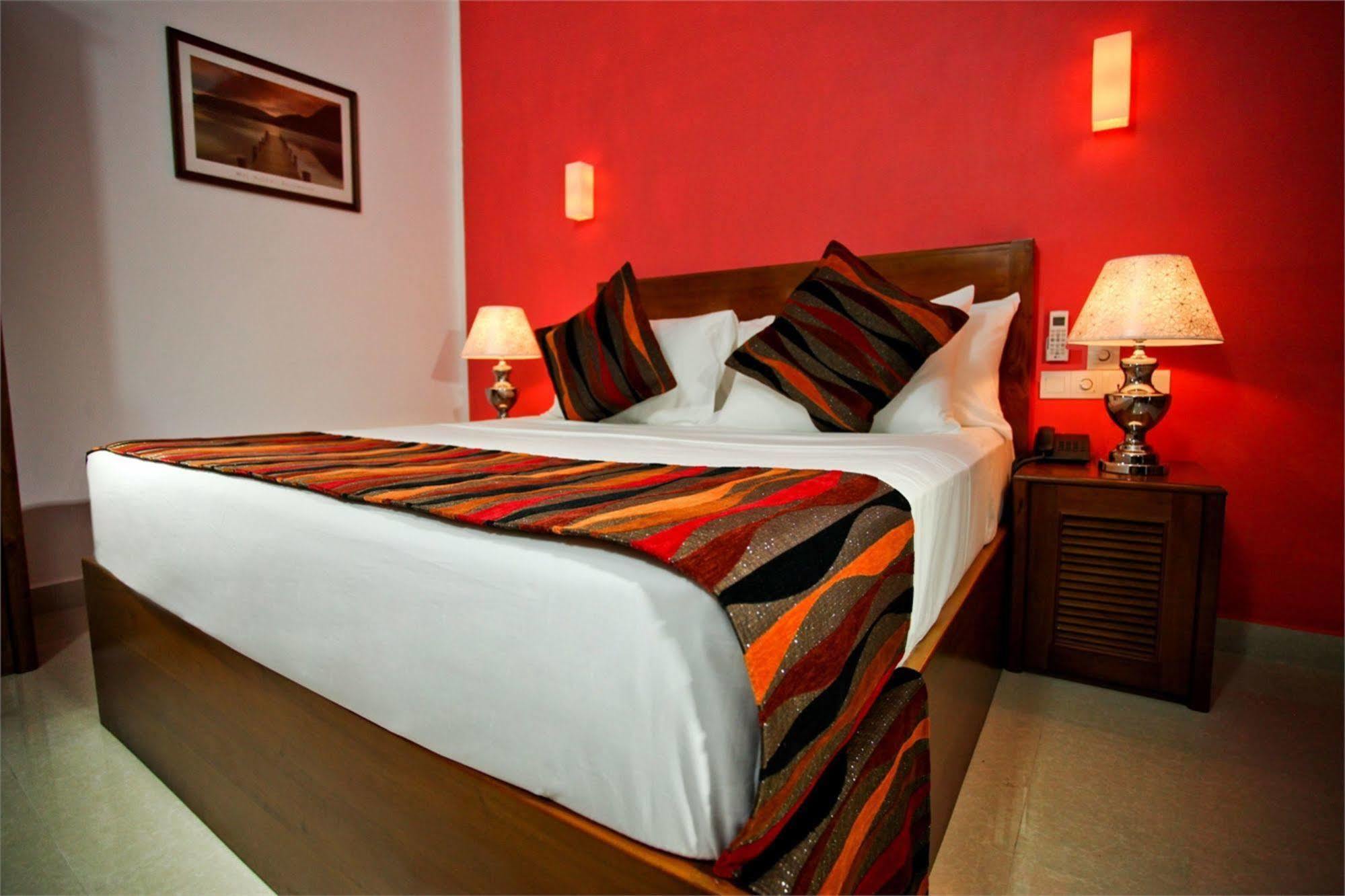 Hotel Travellers Nest Kandy Buitenkant foto