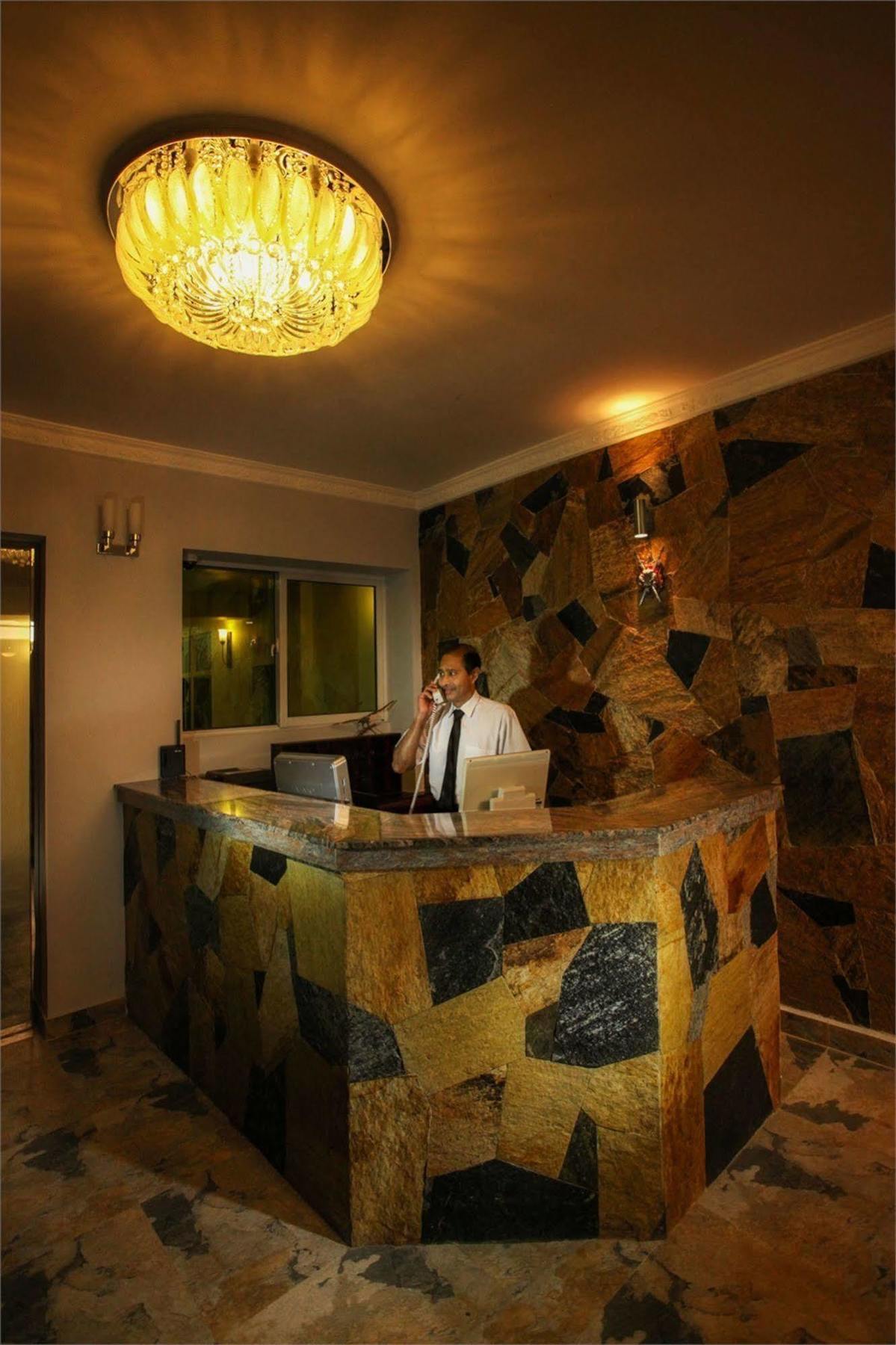 Hotel Travellers Nest Kandy Buitenkant foto
