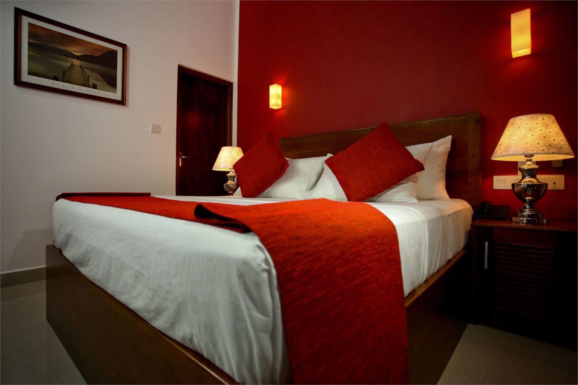Hotel Travellers Nest Kandy Buitenkant foto